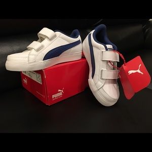 Kids Puma white w/blue stripe Kinder-fit sneakers